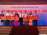Đ/c Phan Đình Phùng - Tỉnh ủy viên, P. Chủ tịch UBND tỉn Phú Yên tặng cờ lưu niệm cho các đơn vị trong ngày hội sách lần thứ II năm 2018 