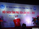 Đ/c Phan Đình Phùng - Tỉnh ủy viên, P. Chủ tịch UBND tỉn Phú Yên đánh trống khai mạc Hội sách lần thứ nhất năm 2017
